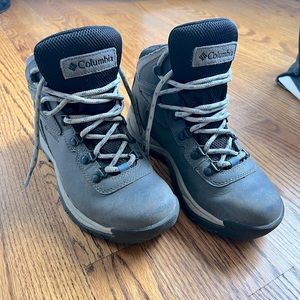 COLUMBIA Womens 6.5 Newton Ridge Plus Hiking Boots EUC